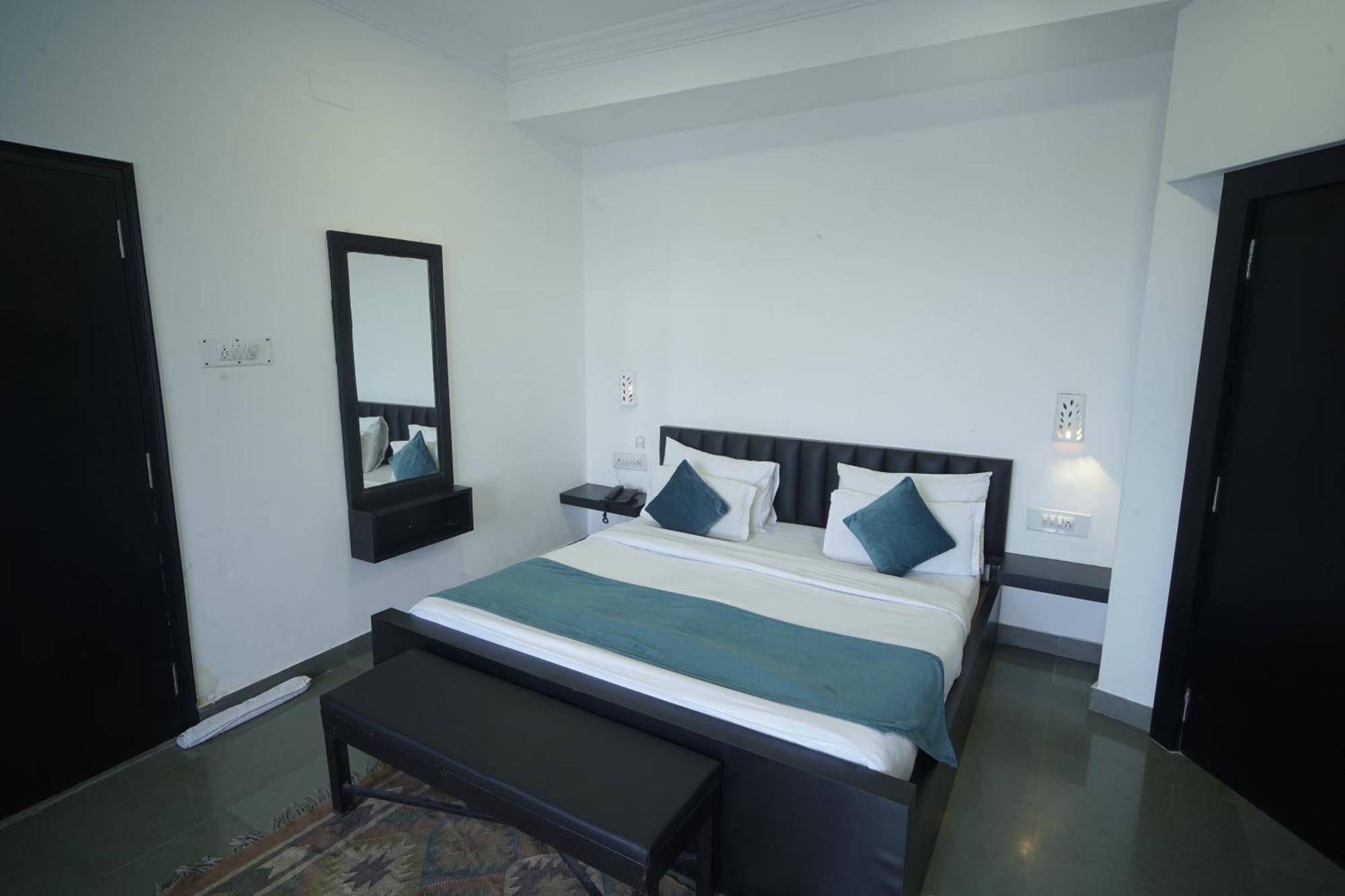 Hotel Udai Niwas By The Lake Udaipur Ngoại thất bức ảnh