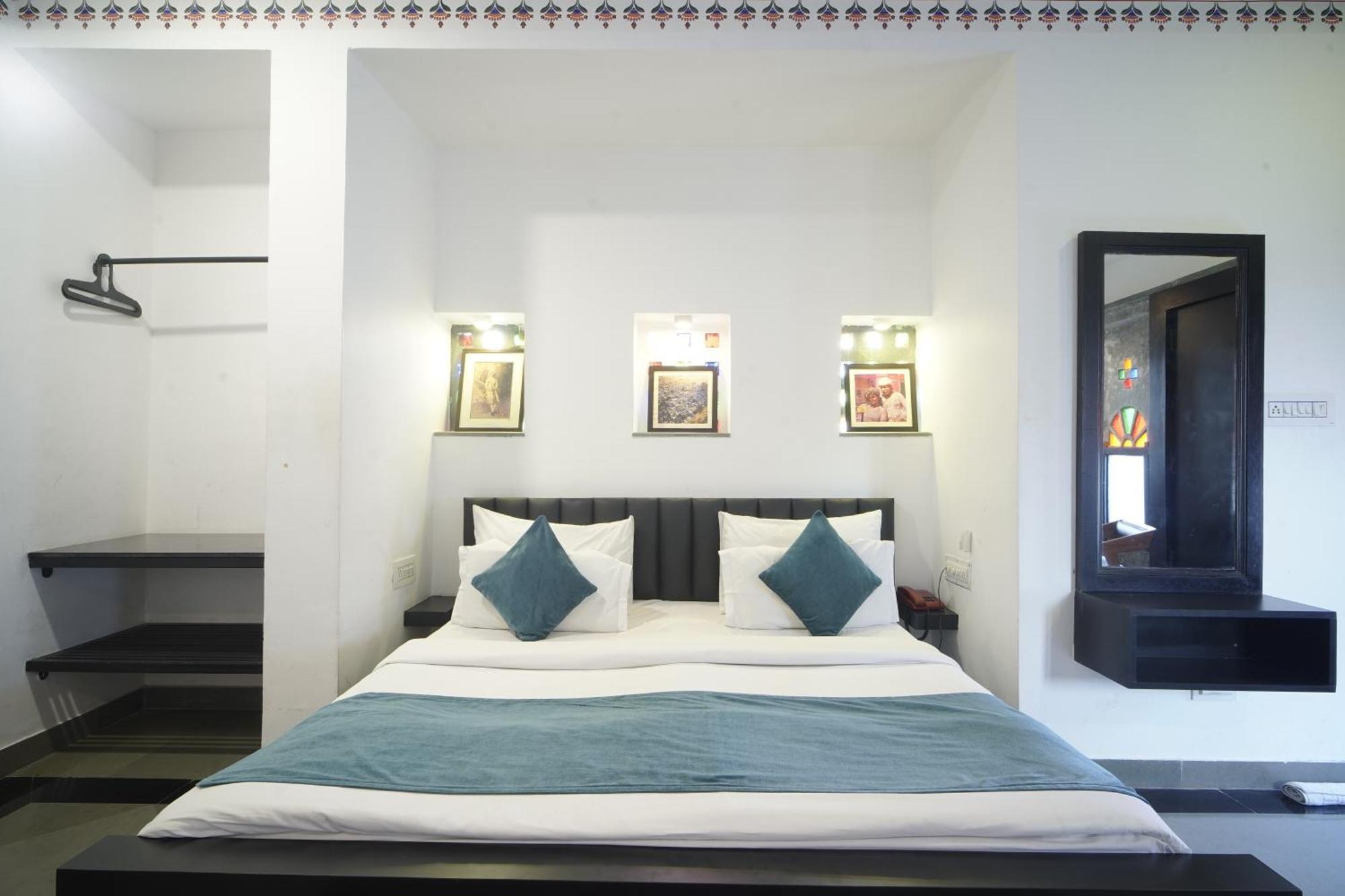 Hotel Udai Niwas By The Lake Udaipur Ngoại thất bức ảnh